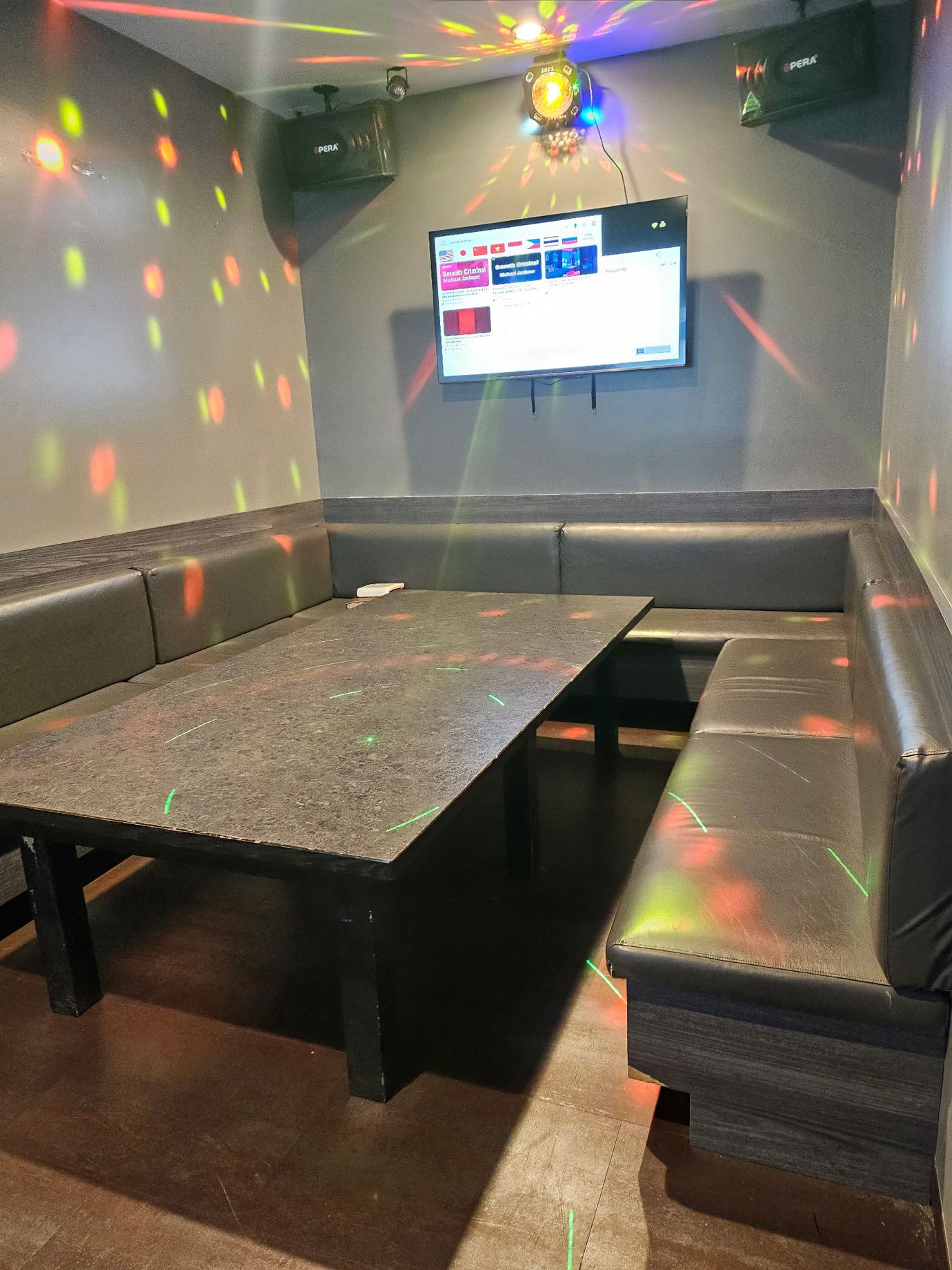 Glam Karaoke, Annandale